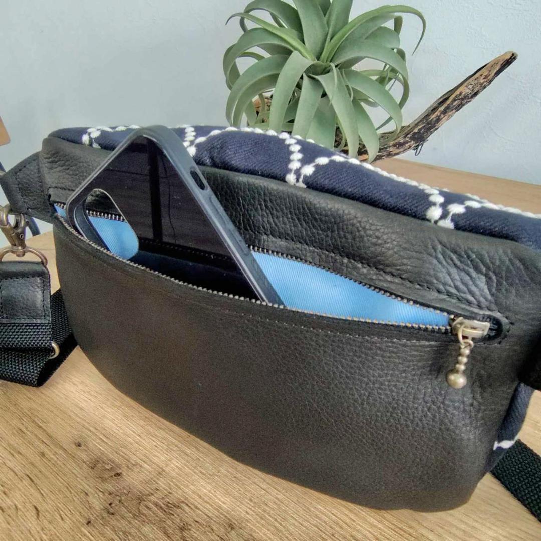 ミナペルホネン/tambourine タンバリンネイビー×白/ボディーバッグ本革