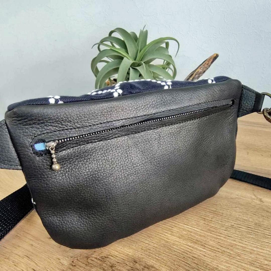 ミナペルホネン/tambourine タンバリンネイビー×白/ボディーバッグ本革