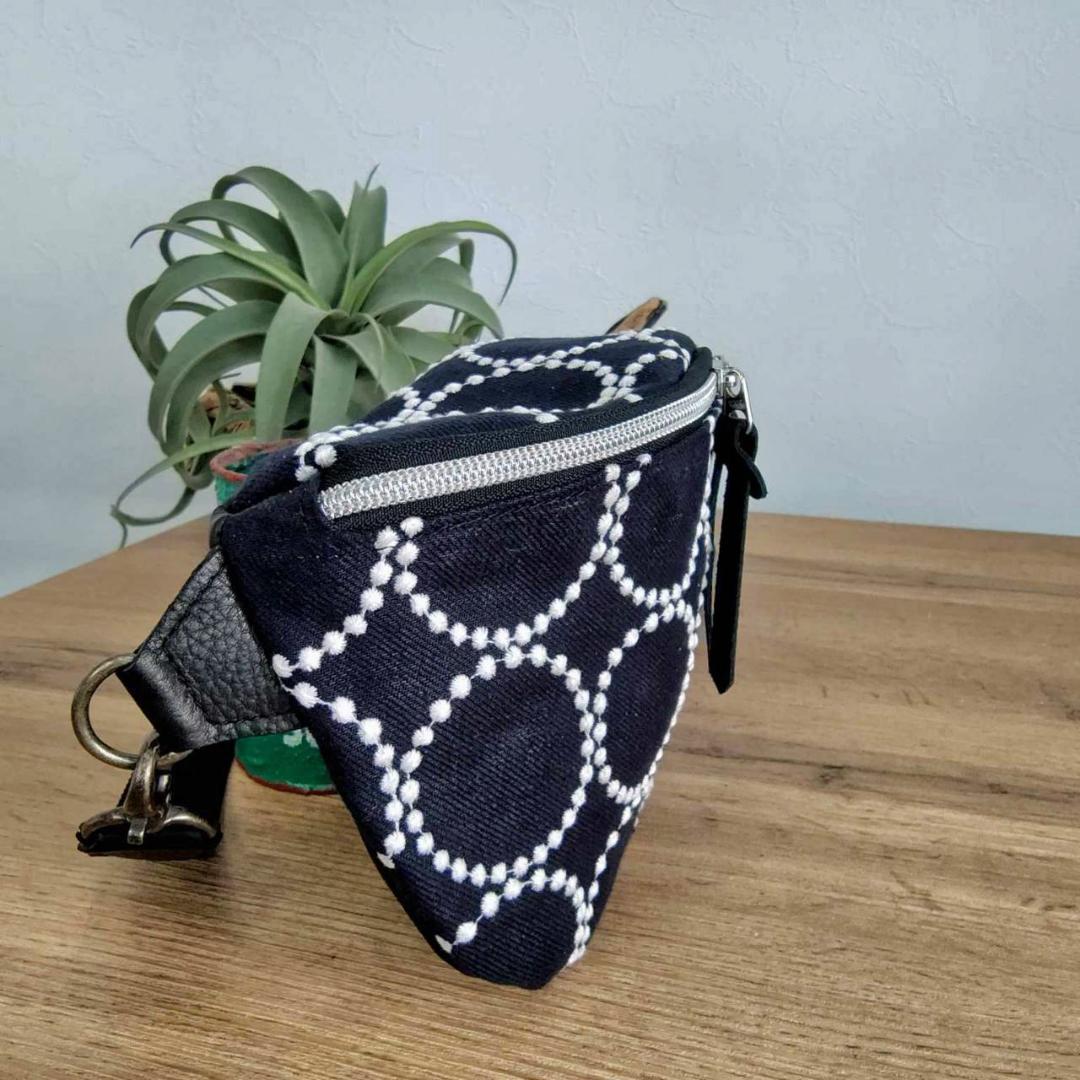 ミナペルホネン/tambourine タンバリンネイビー×白/ボディーバッグ本革