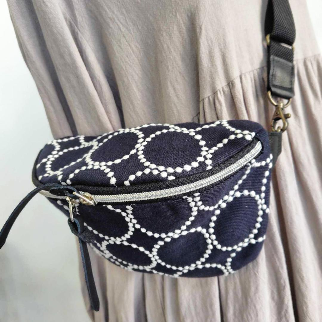 ミナペルホネン/tambourine タンバリンネイビー×白/ボディーバッグ本革