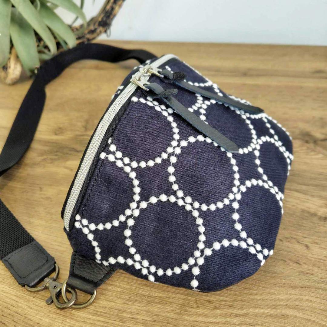 ミナペルホネン/tambourine タンバリンネイビー×白/ボディーバッグ本革