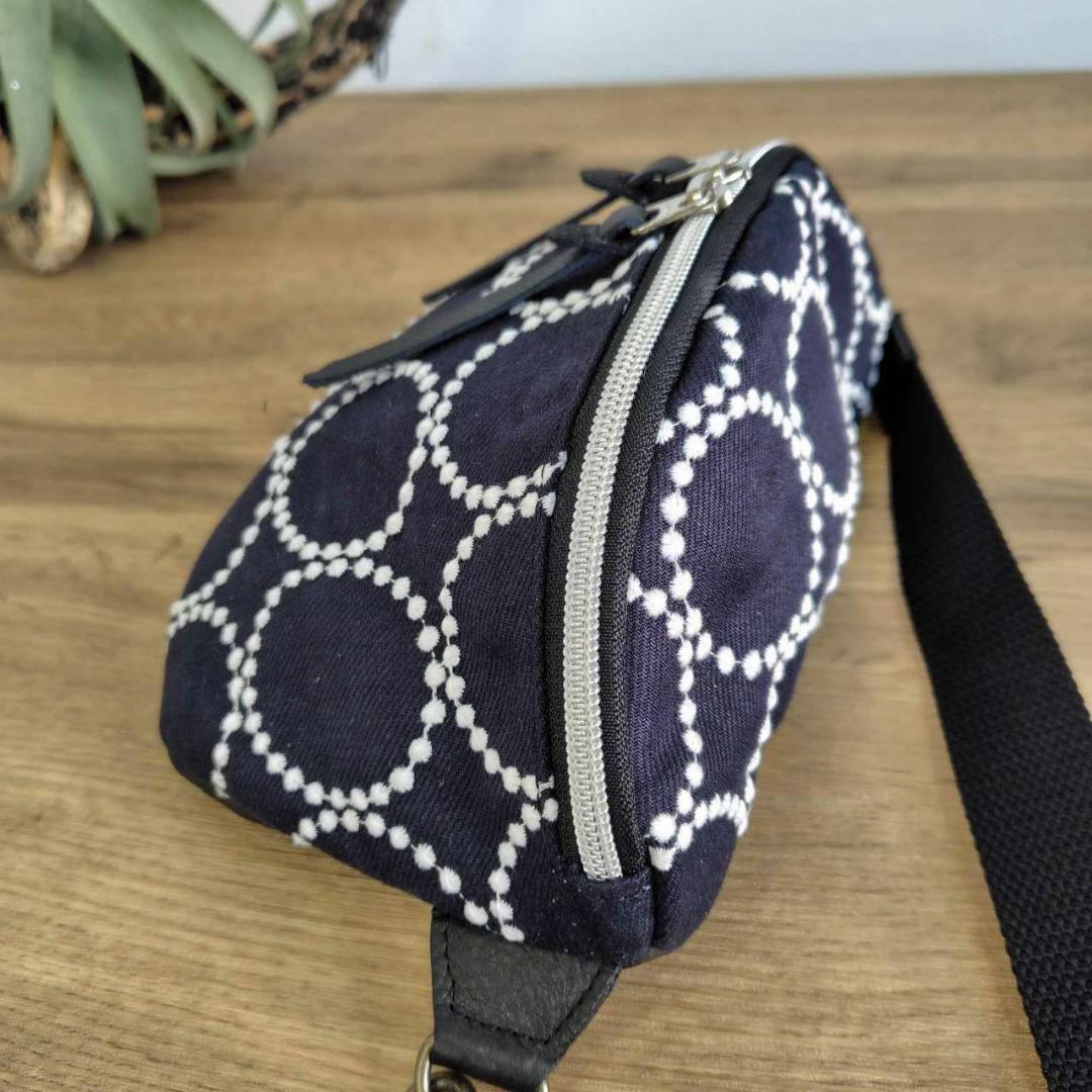 ミナペルホネン/tambourine タンバリンネイビー×白/ボディーバッグ本革