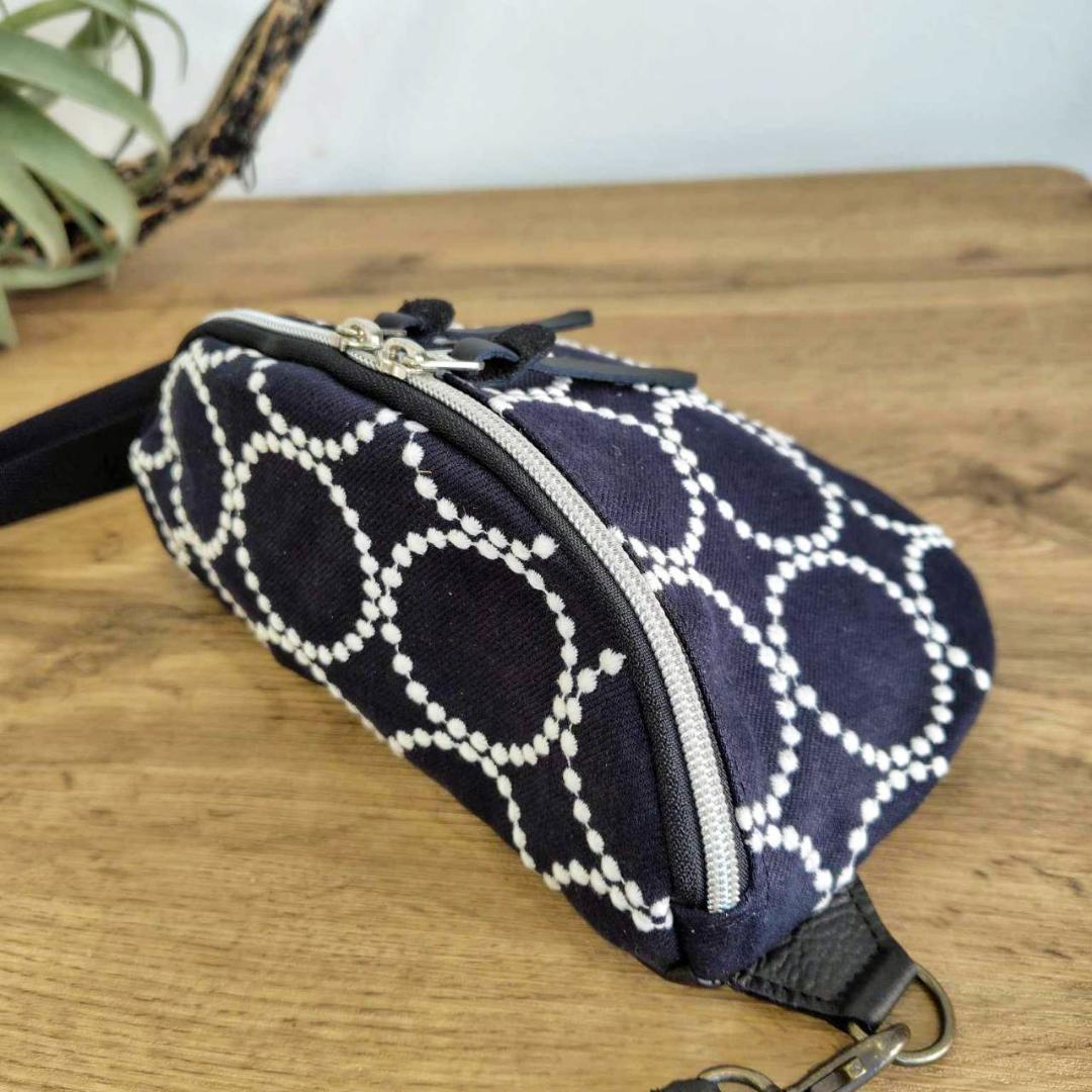 ミナペルホネン/tambourine タンバリンネイビー×白/ボディーバッグ本革