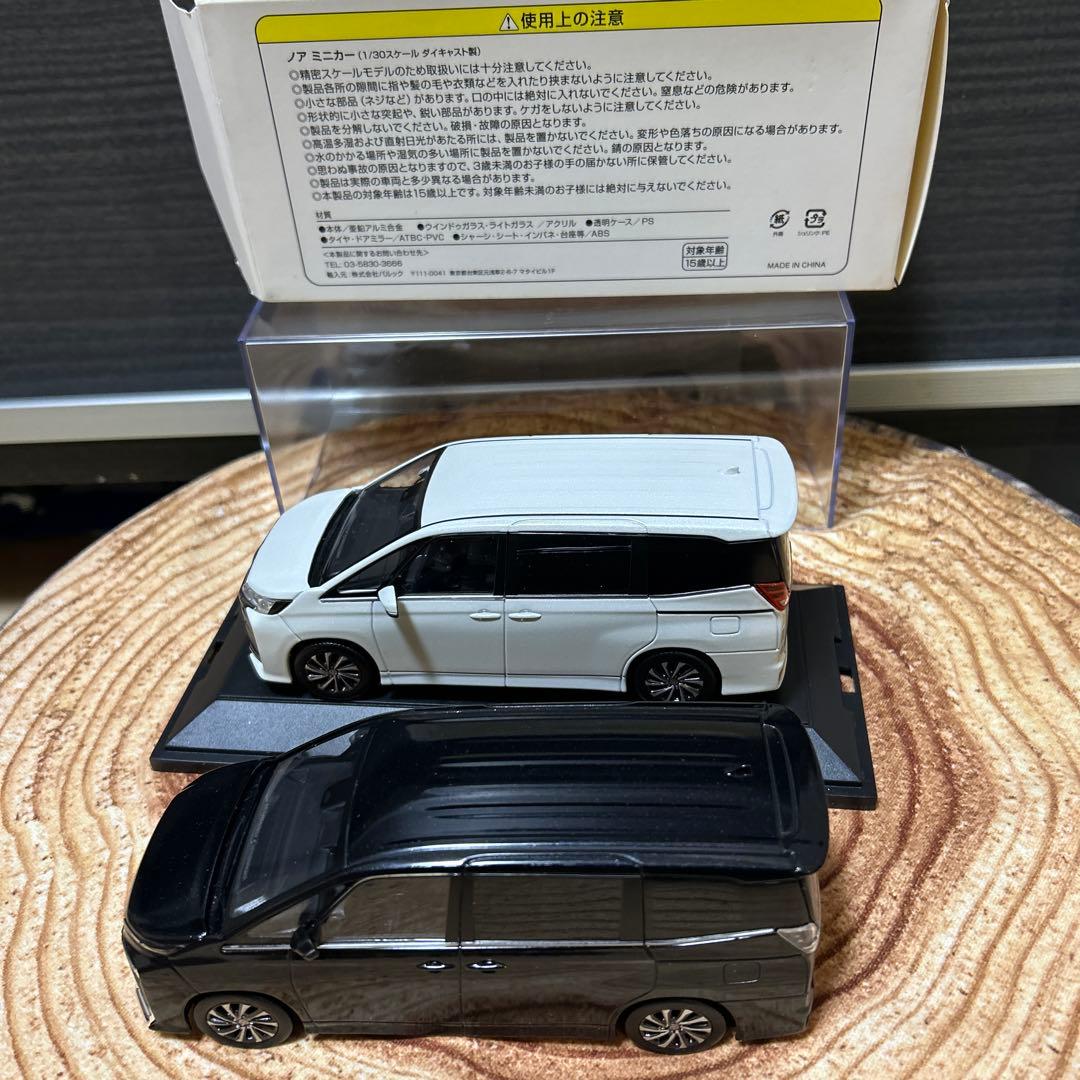 s.t8000トヨタ ノア（ホワイト）／ヴォクシー（ブラック）ミニカー