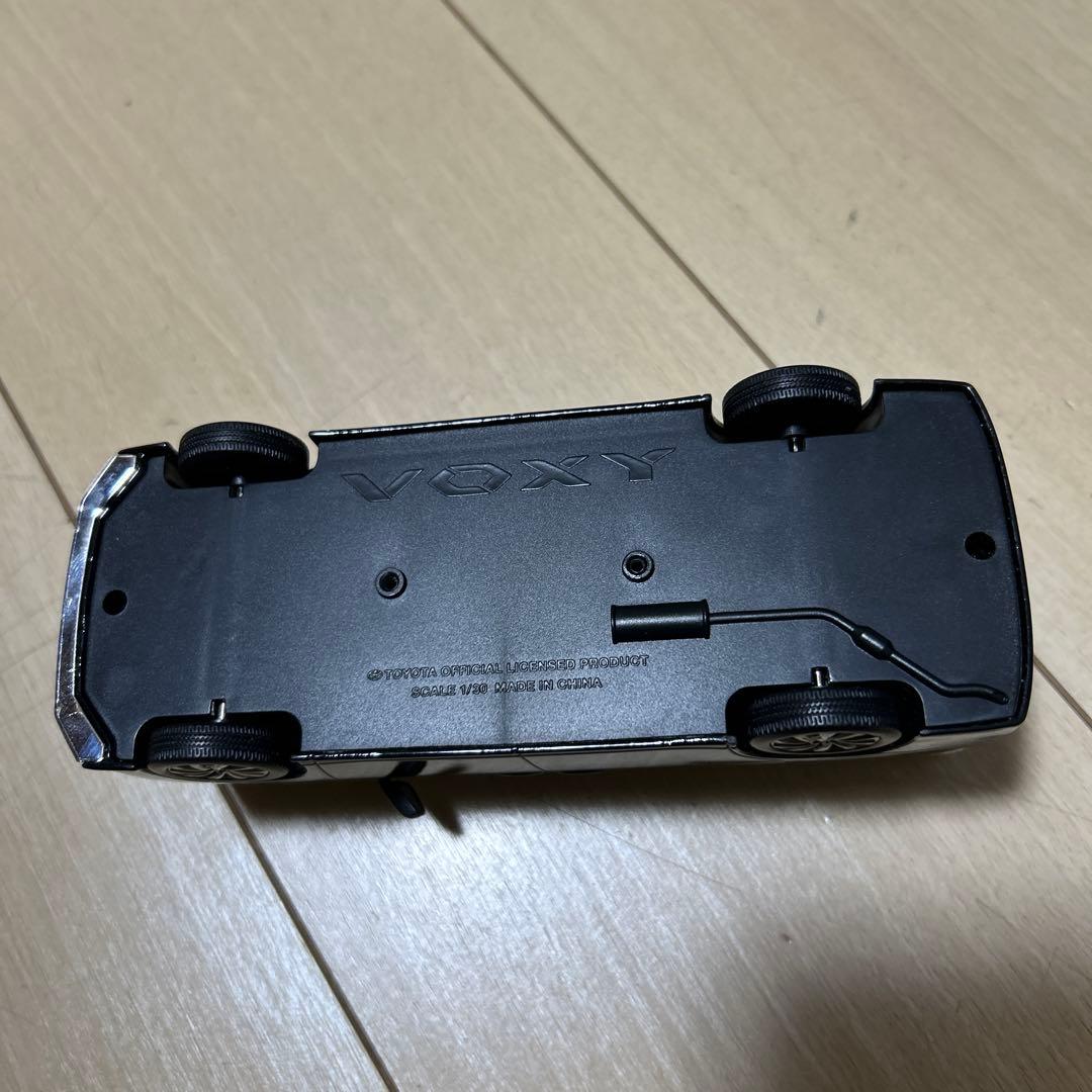 s.t8000トヨタ ノア（ホワイト）／ヴォクシー（ブラック）ミニカー