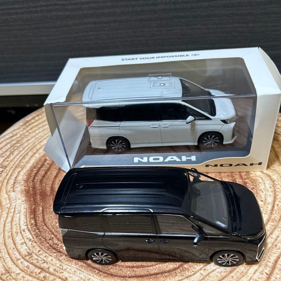 s.t8000トヨタ ノア（ホワイト）／ヴォクシー（ブラック）ミニカー