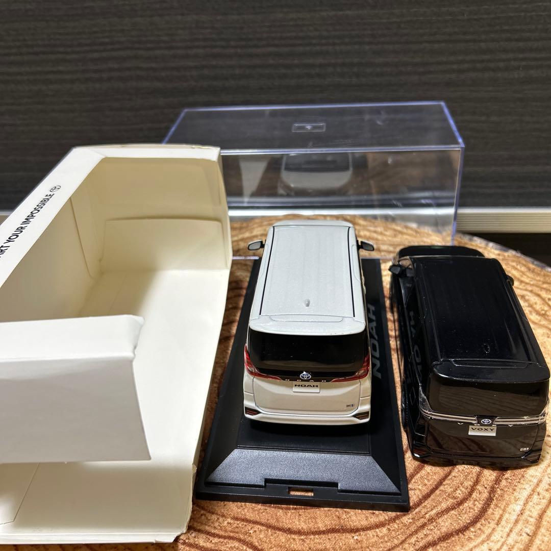 s.t8000トヨタ ノア（ホワイト）／ヴォクシー（ブラック）ミニカー