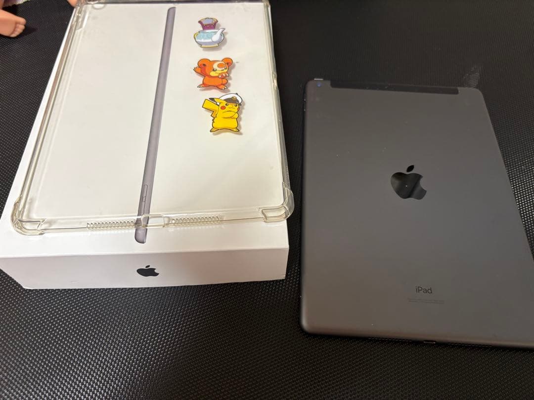 iPad スペースグレー 本体 + 透明ケース　セルラー第8世代　ケース、ガラス