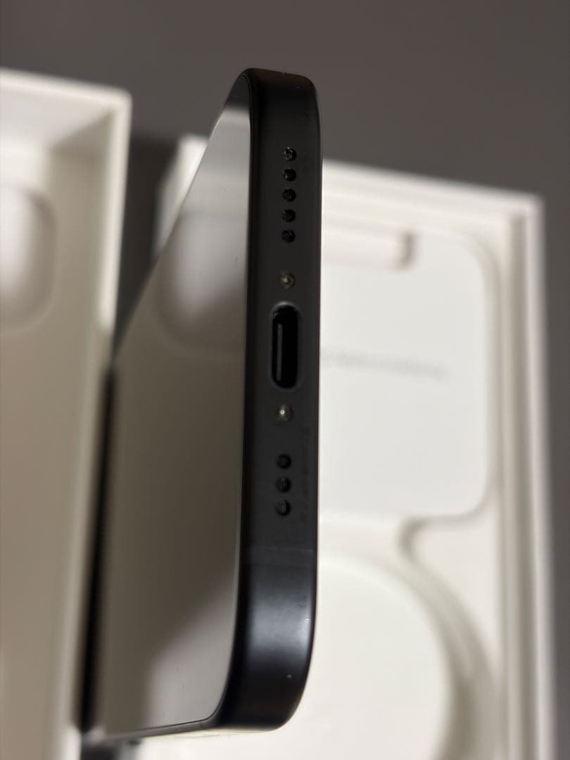 美品 フィルム付き iPhone 15 ブラック 256GB SIMフリー