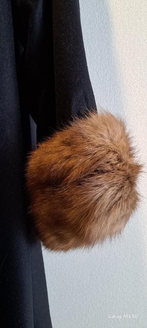 黒のロングコートファー(セーブル）襟。袖付き