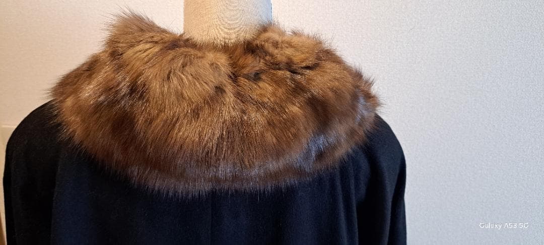 黒のロングコートファー(セーブル）襟。袖付き