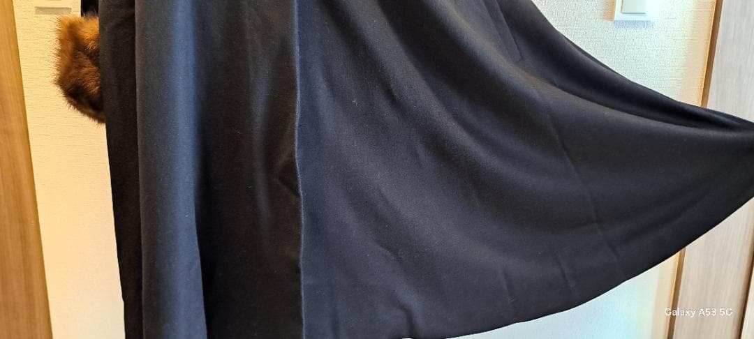 黒のロングコートファー(セーブル）襟。袖付き