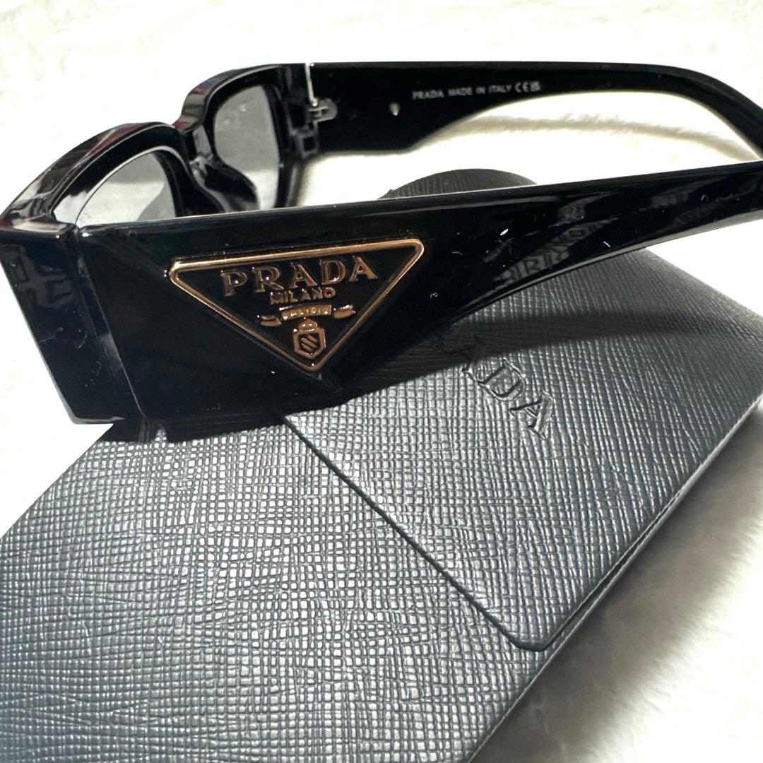 PRADA トライアングルロゴサングラス　スクエア