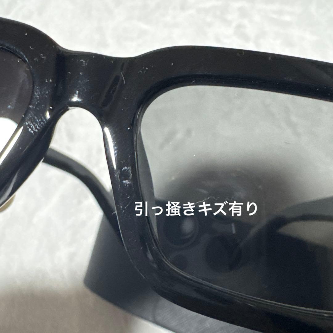 PRADA トライアングルロゴサングラス　スクエア