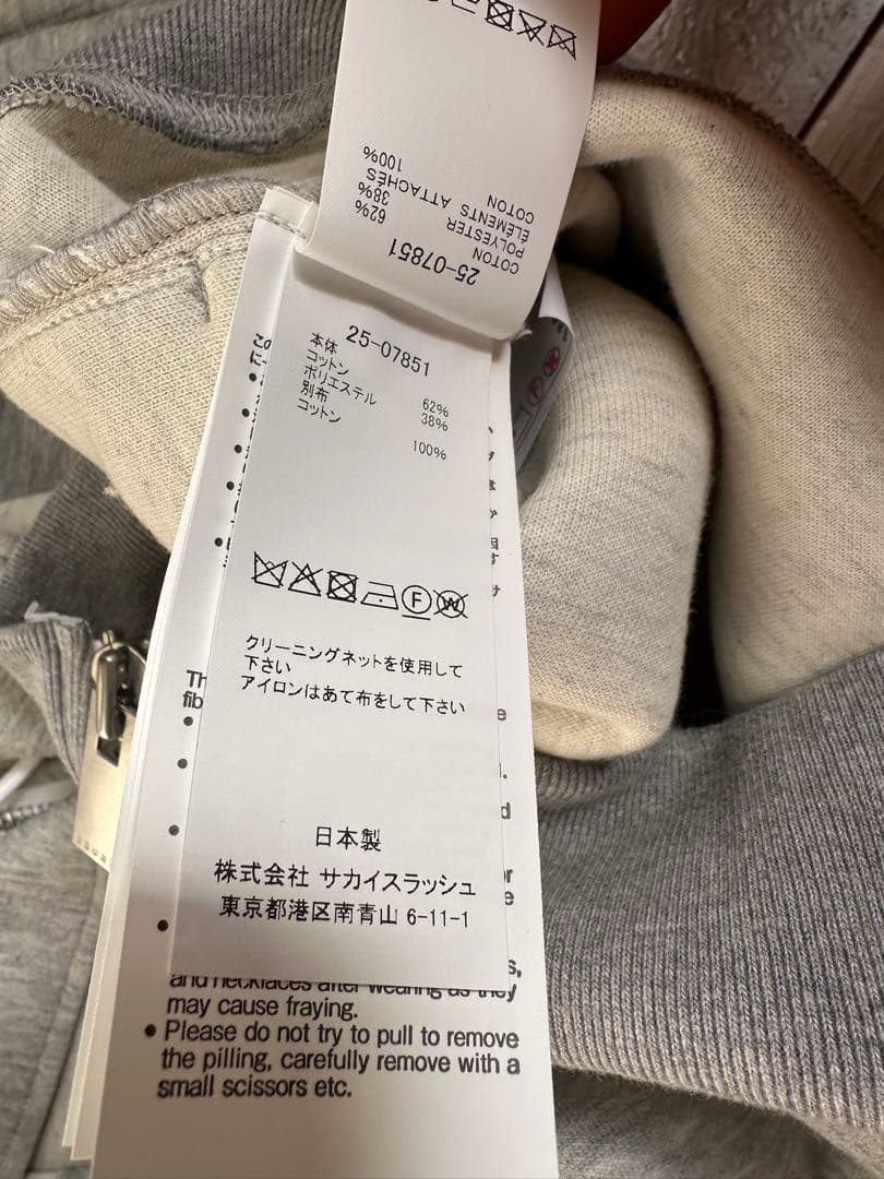 sacaiグレー フード付き スウェットパーカー