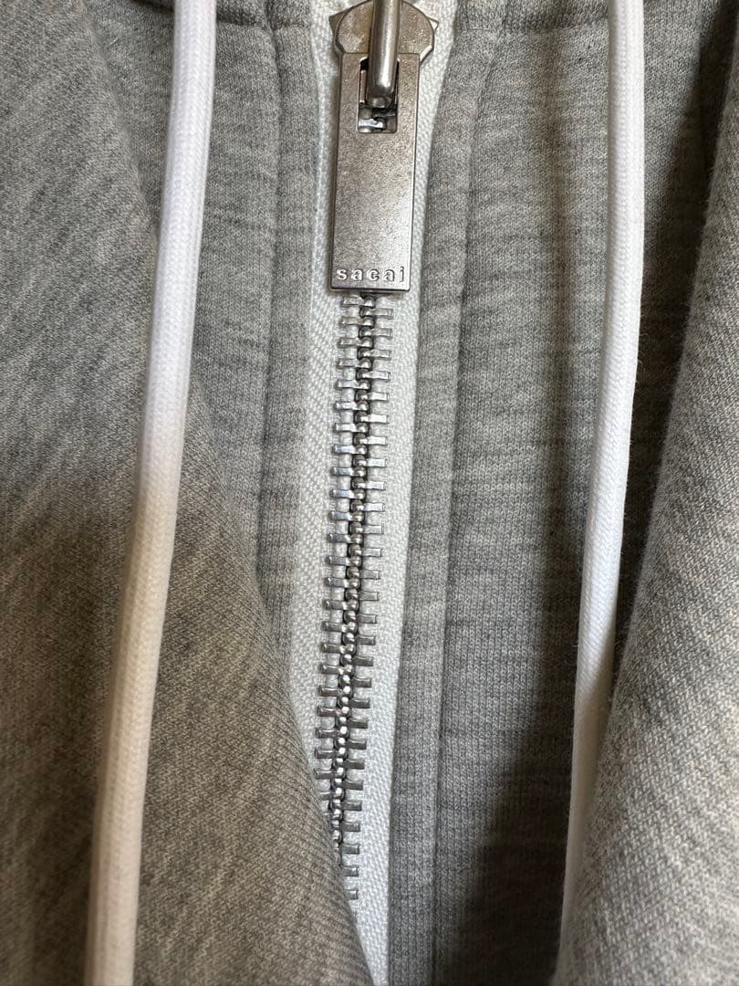 sacaiグレー フード付き スウェットパーカー