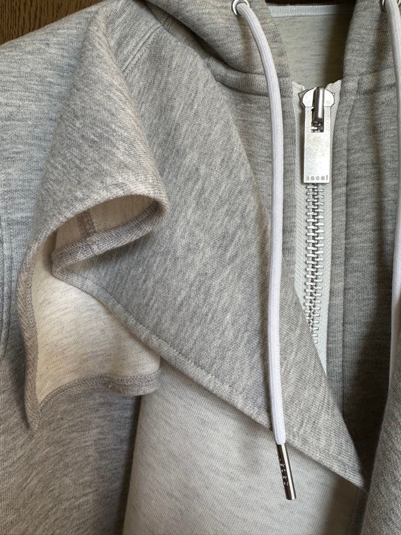 sacaiグレー フード付き スウェットパーカー