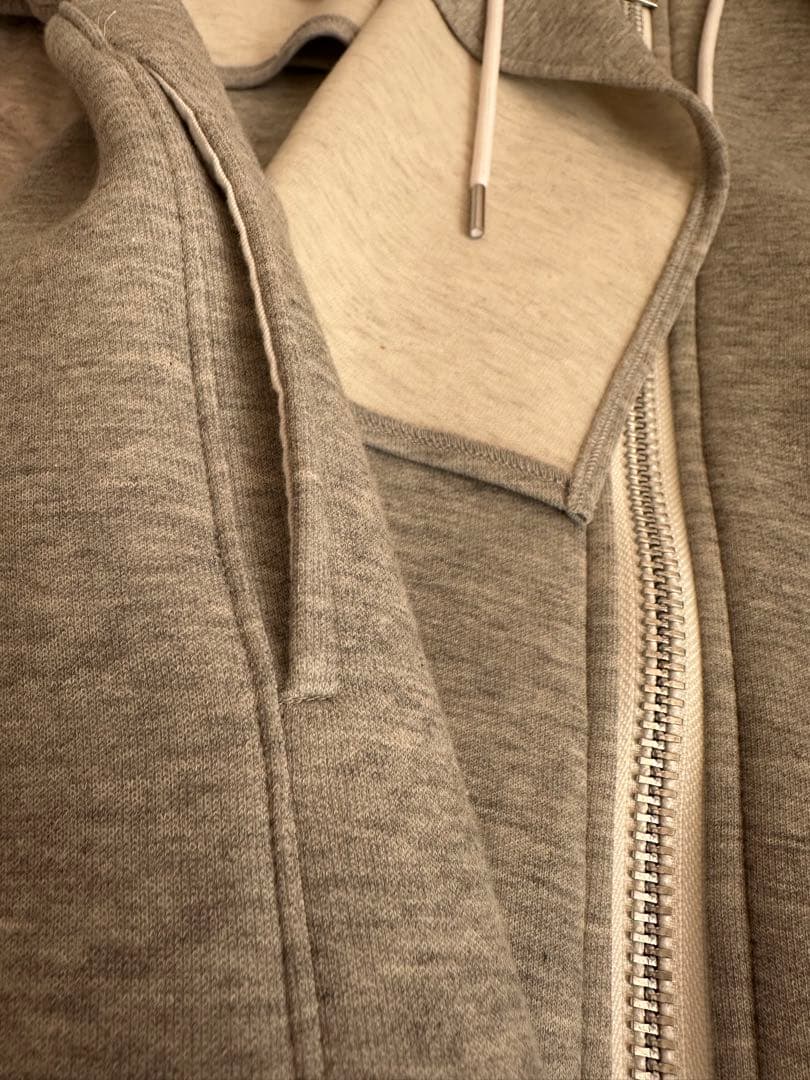 sacaiグレー フード付き スウェットパーカー