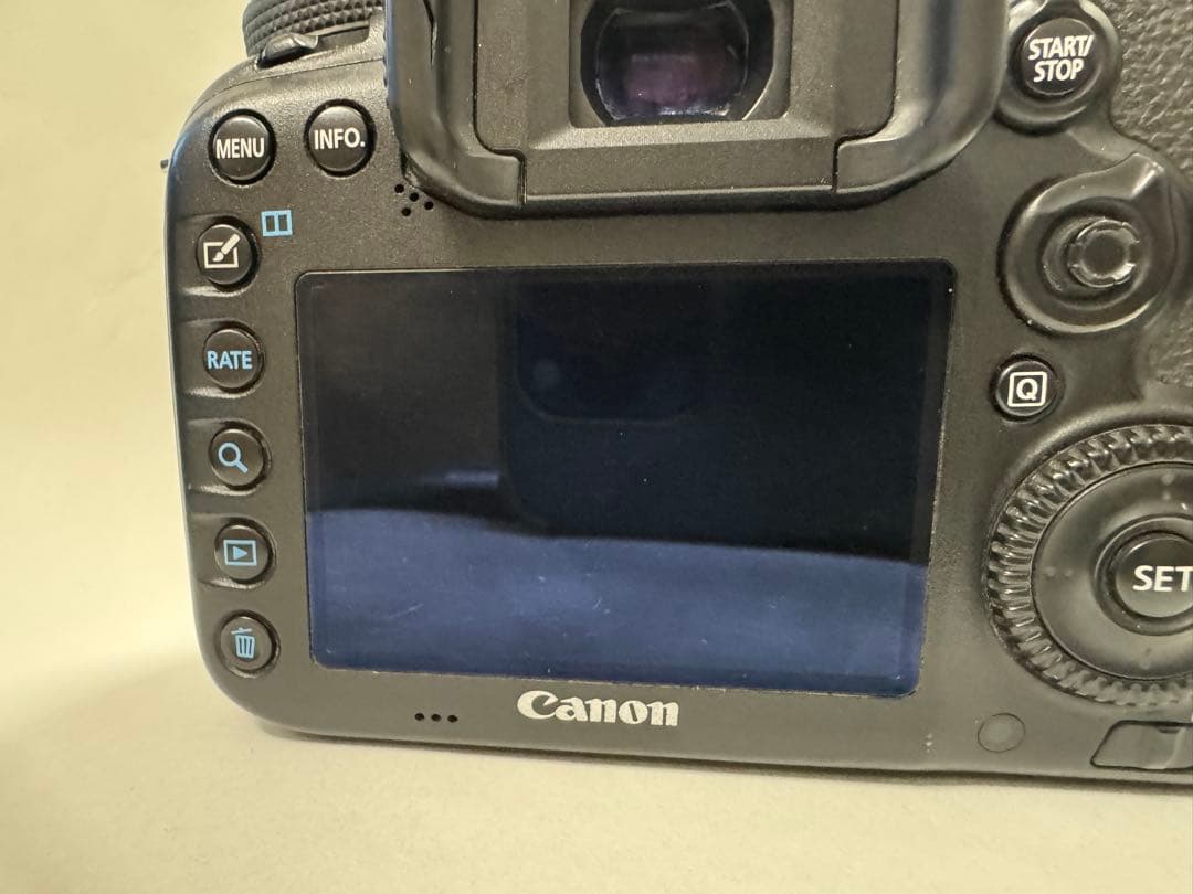 Canon EOS 7D Mark II + EF 40mmレンズ