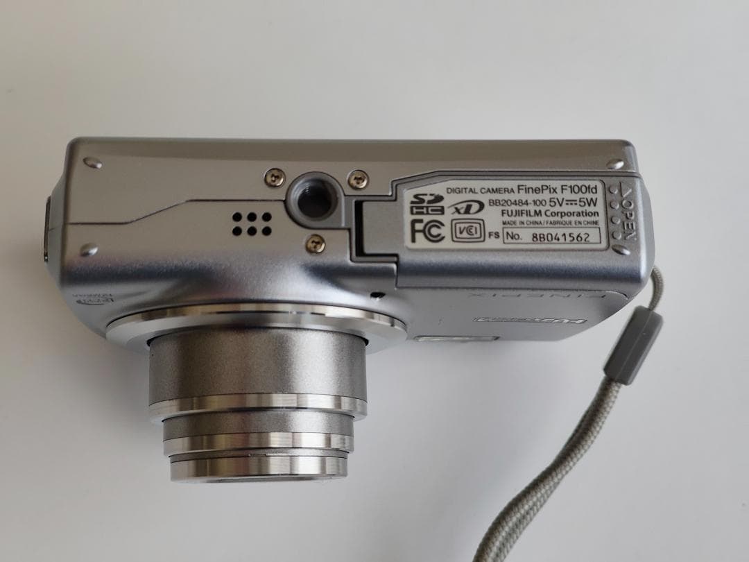 デジタルカメラ FUJIFILM FinePix F100fd