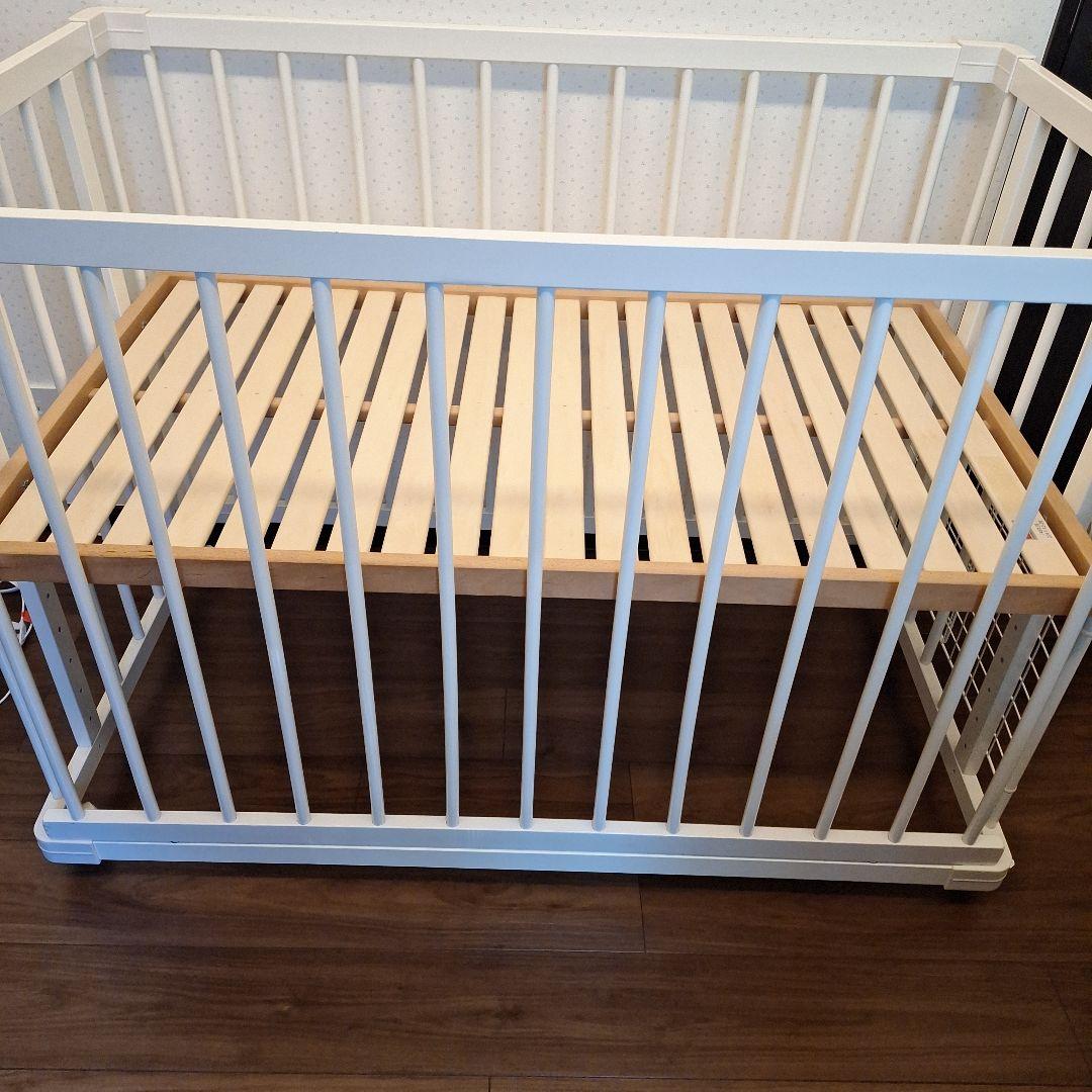 ファルスカ ホワイトベビーベッド　添い寝ベッド