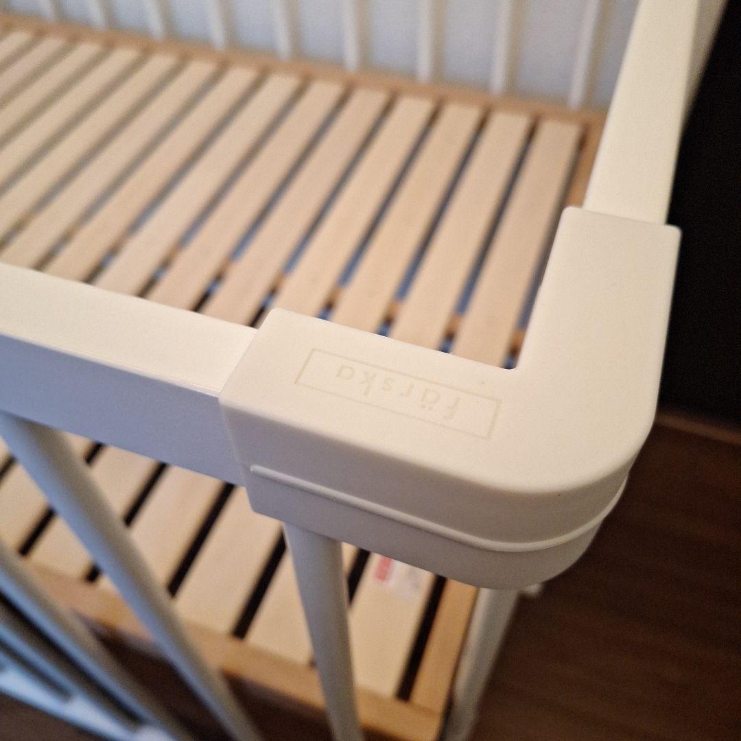 ファルスカ ホワイトベビーベッド　添い寝ベッド