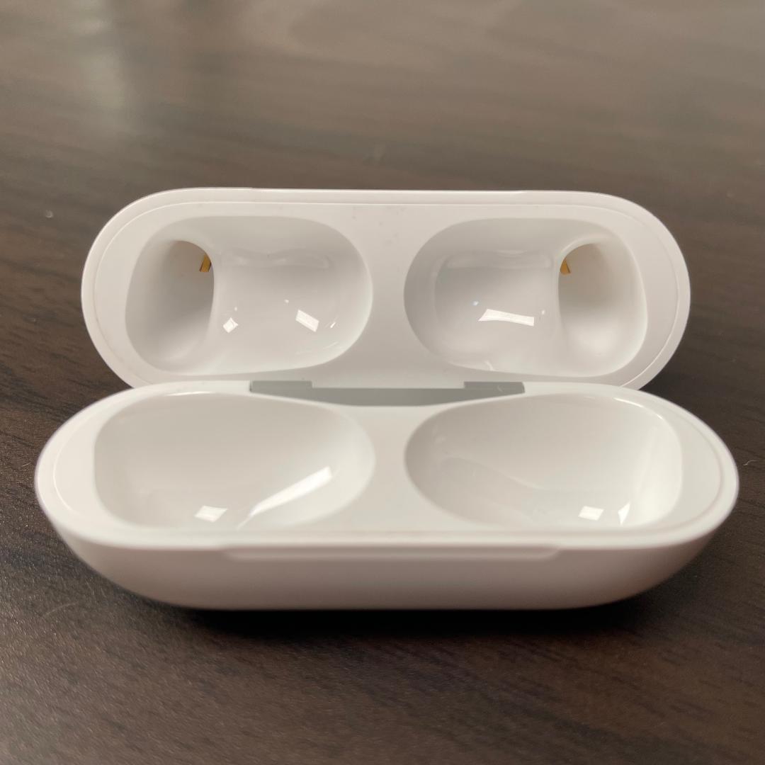 ②AirPods Pro 第2世代 A2698 Lightningタイプ