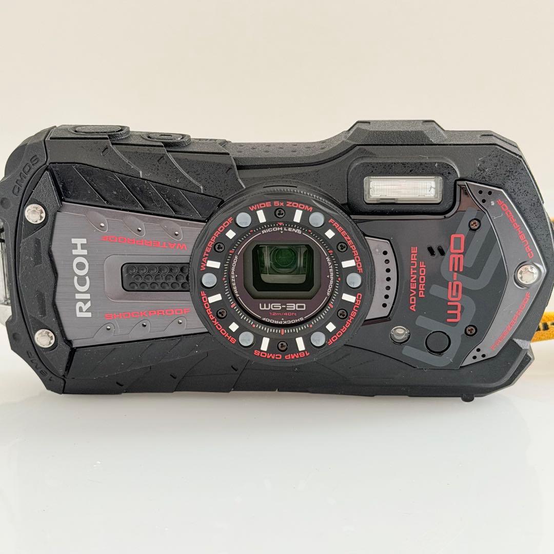 美品❀RICOH WG-30 デジカメ 本体 コンデジ デジタルカメラ 黒 防水