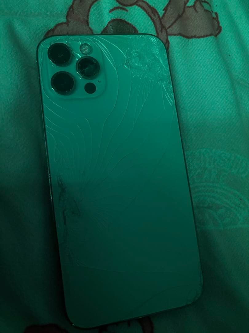 Apple iPhone 12 グリーン 背面ひび割れ