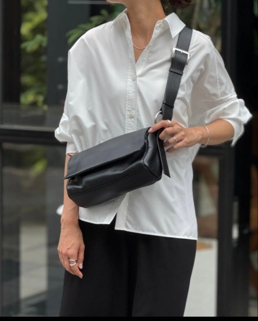 BEARDSLEY ビアズリー　レザーボディバッグ　ブラック　新品