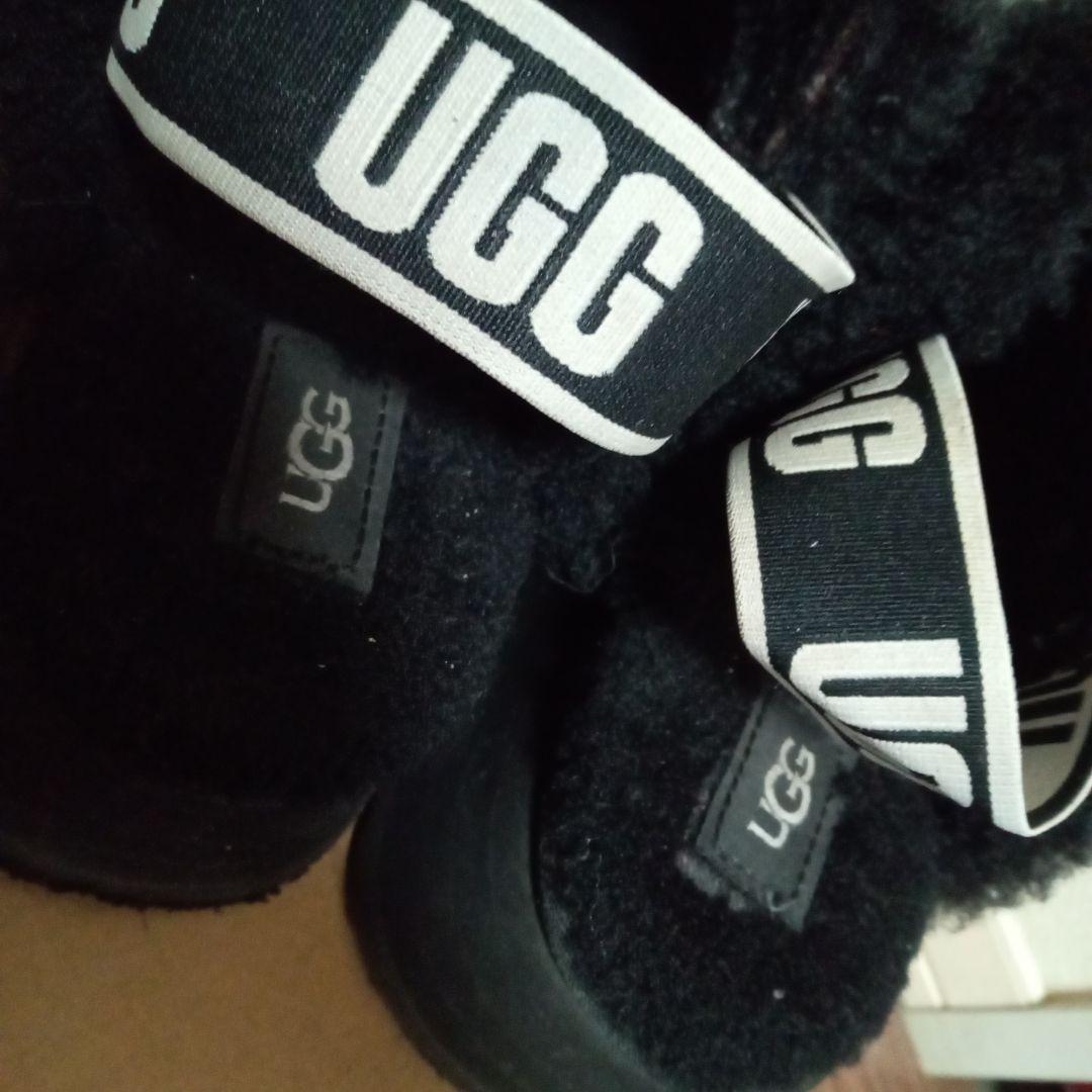 あ*様 UGG ブラックファー付きサンダル