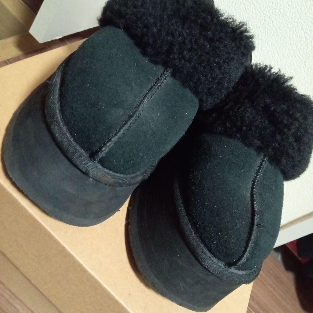 あ*様 UGG ブラックファー付きサンダル