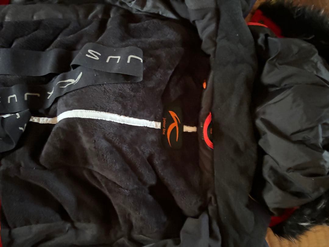 KJUS スキーウェア 女性小柄な方用 キッズ赤/白中古　格安セットアップ