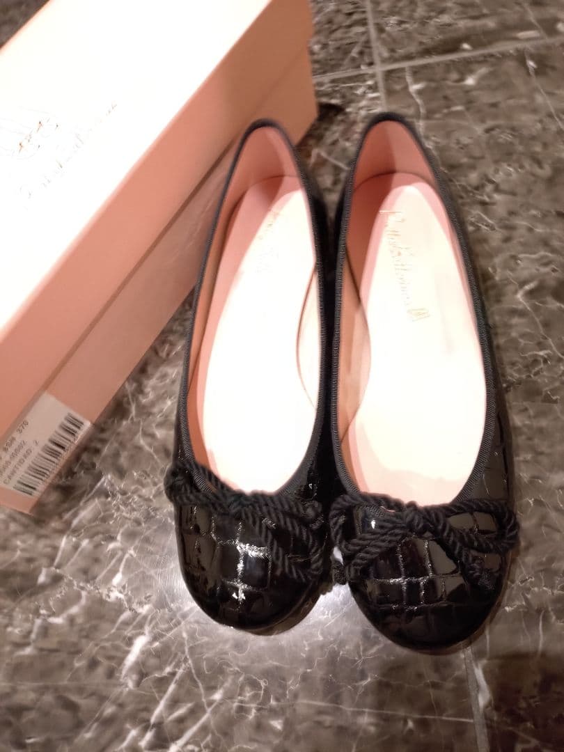 クロコ型押しリボン付きフラットシューズ