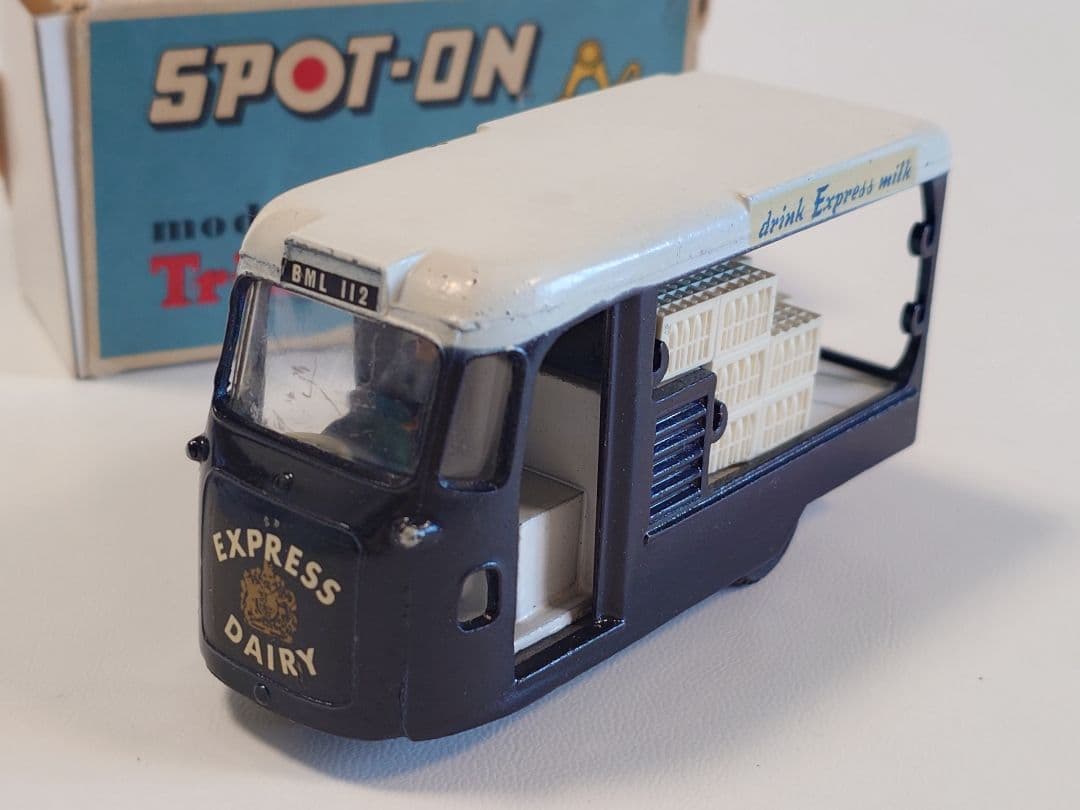 ミニカー SPOT - ON 122 UNITED DAIRIES MILK FLOAT