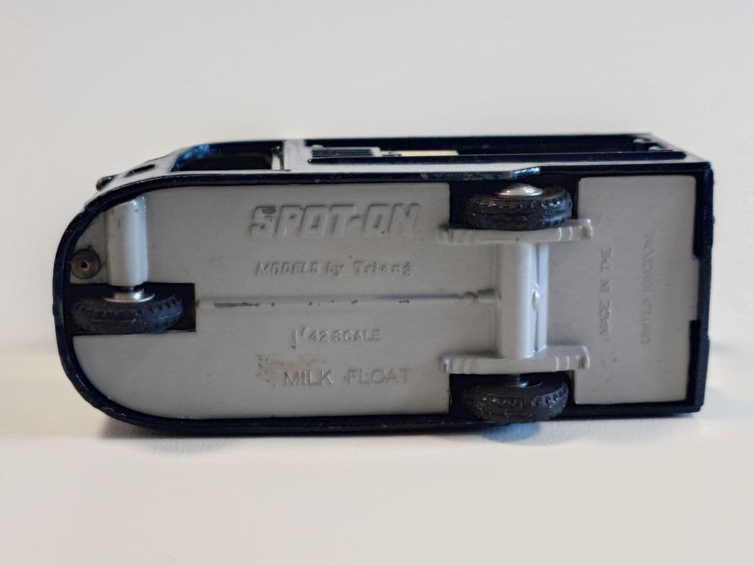 ミニカー SPOT - ON 122 UNITED DAIRIES MILK FLOAT