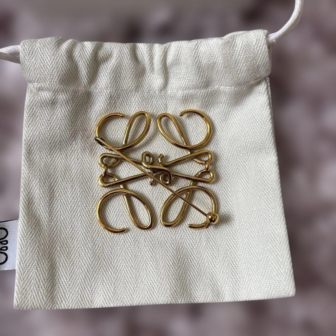 ロエベ　ブローチ