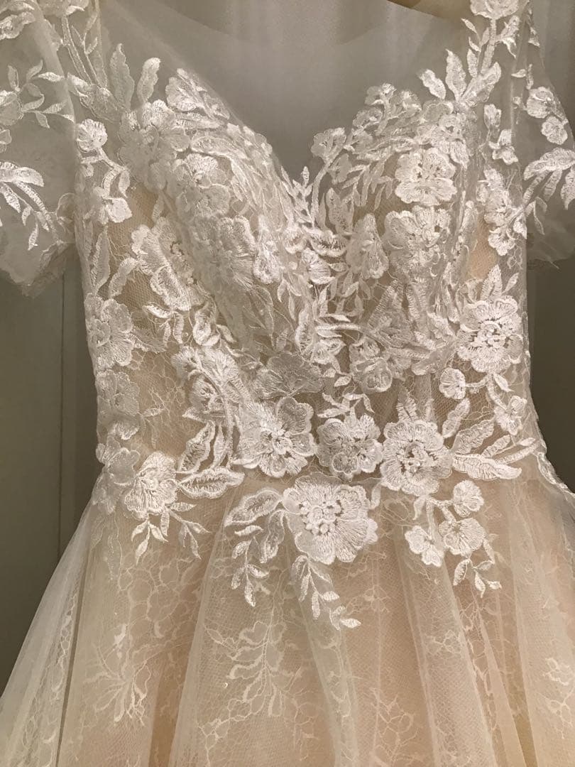 アイボリー レースウェディングドレス