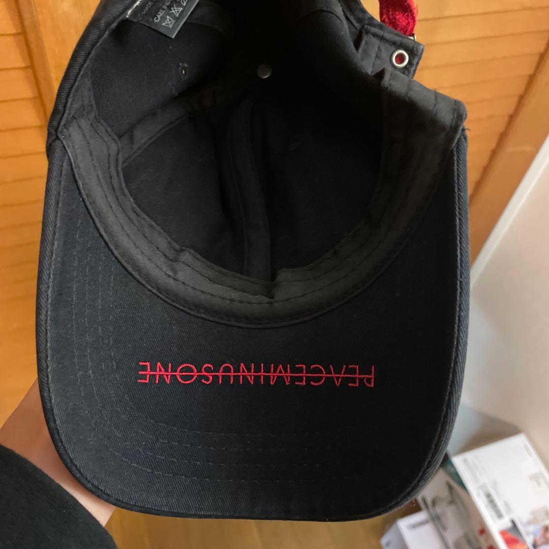 PEACEMINUSONE 黒キャップ 赤ストラップ