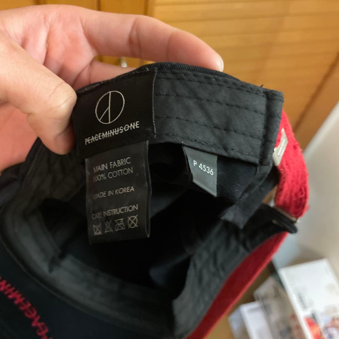 PEACEMINUSONE 黒キャップ 赤ストラップ