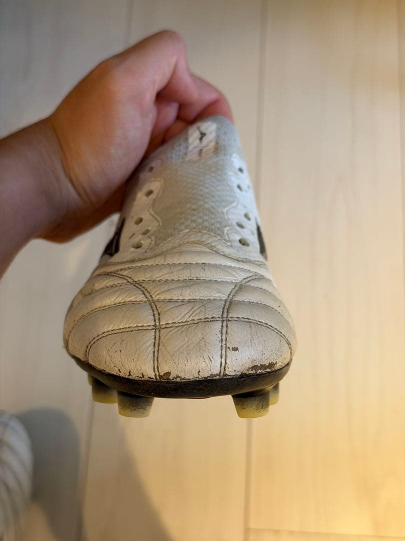 【中古】 ミズノモレリアネオ4 βJAPAN 白×黒 サッカースパイク27cm