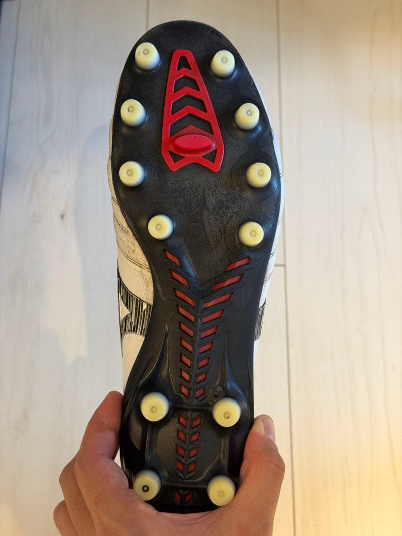 【中古】 ミズノモレリアネオ4 βJAPAN 白×黒 サッカースパイク27cm