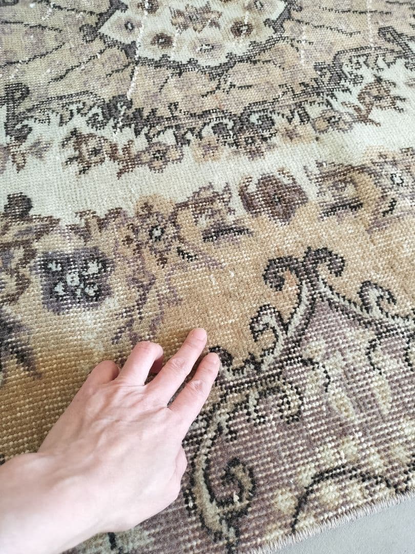 ベージュとパープル味グレー　ヴィンテージラグ　石田ゆり子さんNo.711