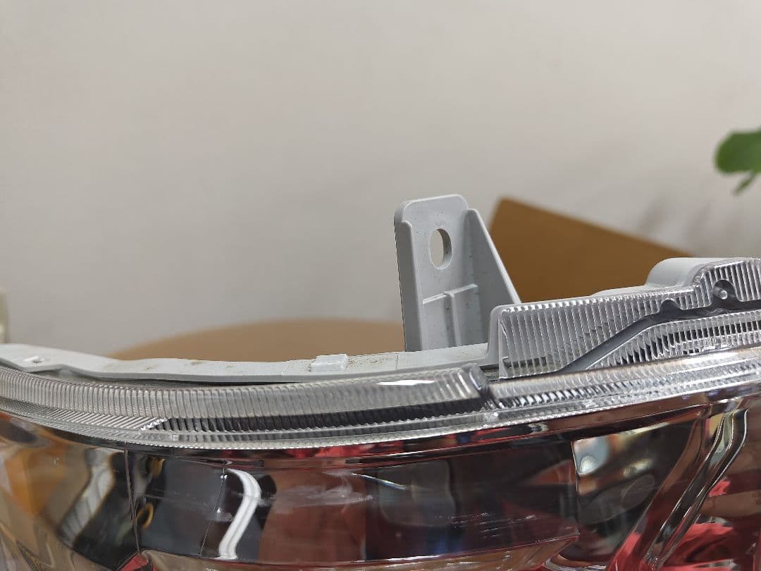 ハイエース純正LEDヘッドライト右側ジャンク　Koito26-137