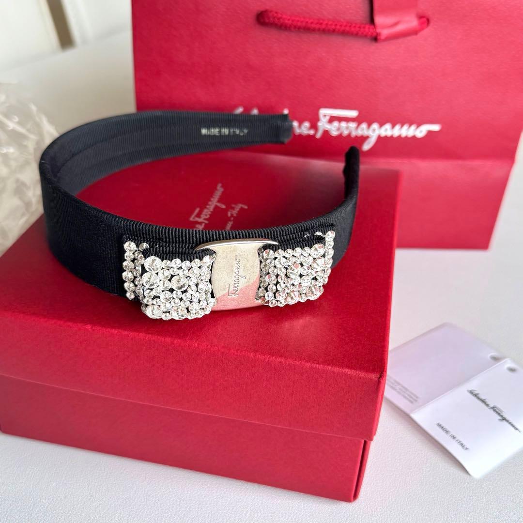 Ferragamo ブラックヘアバンド カチューシャ ヴァラリボン