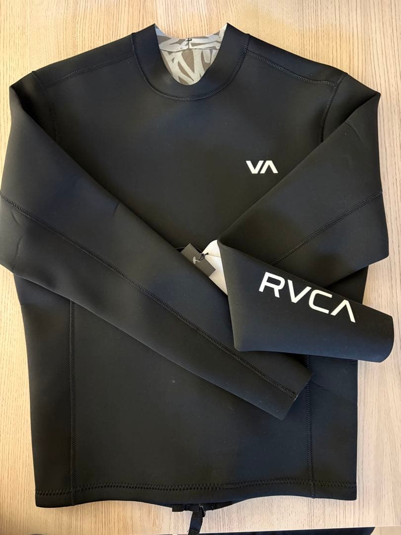 RVCA ブラック 長袖タッパー 背面ジッパー付き