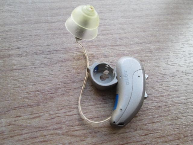 Siemens Signia イヤホン ケース付き左耳用耳掛け型修理必要激安