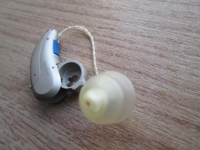 Siemens Signia イヤホン ケース付き左耳用耳掛け型修理必要激安