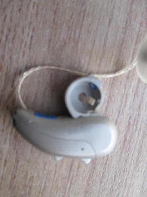 Siemens Signia イヤホン ケース付き左耳用耳掛け型修理必要激安