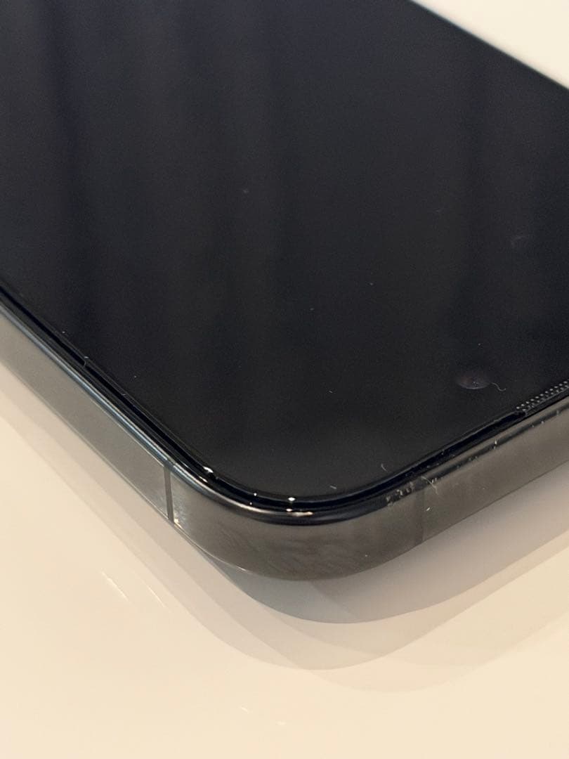 iPhone 16 Pro 256gb 画面上部小傷有り　ブラックチタン